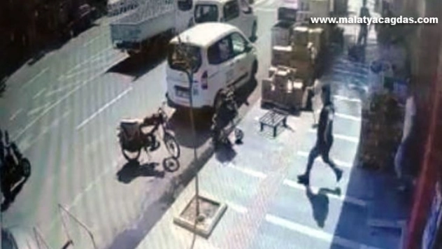 Şanlıurfa'da yola doğru hareket eden bebek arabasını market çalışanı yakaladı