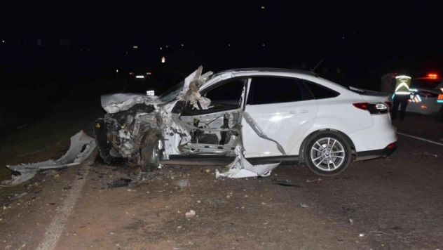 Şanlıurfa'da yolcu minibüsü ile otomobil kafa kafaya çarpıştı: 13 yaralı