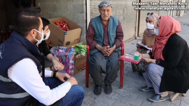 Şanlıurfada 65 yaş üstüne kolonya ve lokum dağıtıldı