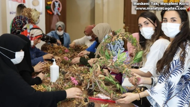 Şanlıurfalı kadınlar kapı süsü yapıyor