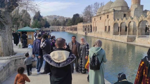 Şanlıurfalılar güneşli havanın tadını çıkardı