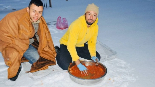 Şanlıurfalılar kar üstünde su yerine karla çiğköfte yoğurdu