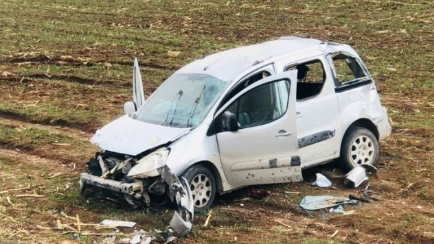 Şarampole devrilen araçtaki 3 kişi yaralandı