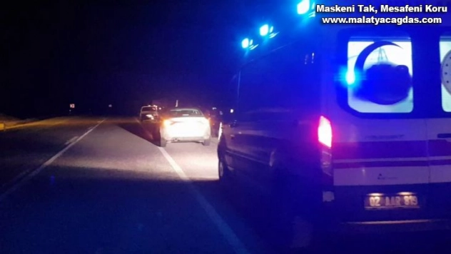 Şarampole devrilen otomobilin ön camından fırladı