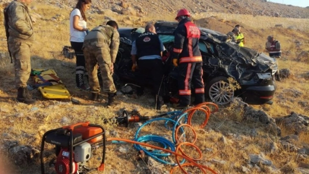 Şarampole yuvarlanan araçtaki 3 kişi yaralandı