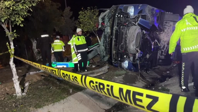 Sarıçam'da otobüs kazası: 8 kişi ambulanslarla hastanelere kaldırıldı