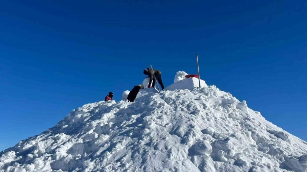 Şehit düşen askerlerin kardan heykellerinin yapımına başlandı