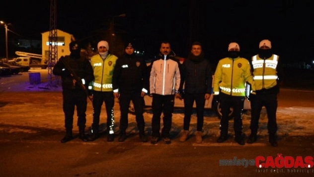 Sarıkamış Kaymakamı Koşal, yılbaşı gecesi eksi 15 derecede görev başında olan kolluk kuvvetlerine ziyarette bulundu