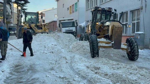 Sarıkamış'ta kar seferberliği: İlçe merkezinden 600 kamyon kar taşındı