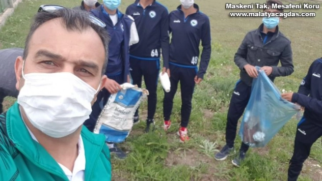 Sarıkamış'ta öğrencilerden çevre temizliği