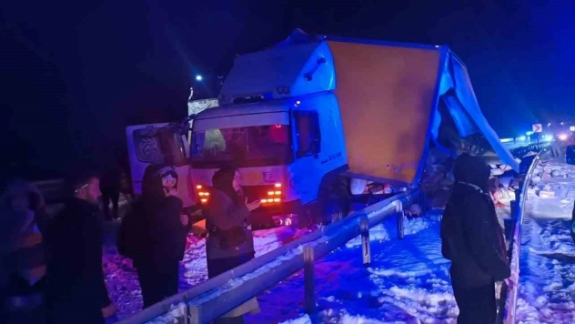 Sarıkamış'ta otobüs kamyona çarpı: 9 yaralı