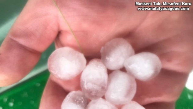 Sarıkamış'ta sağanak yağış ve dolu vatandaşlara zor anlar yaşattı