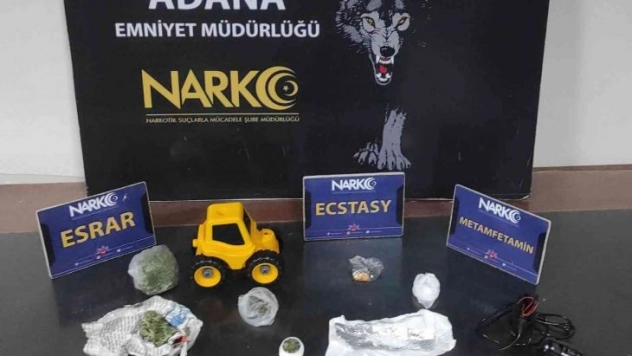 Şarj kablosu ve oyuncak arabadan uyuşturucu çıktı