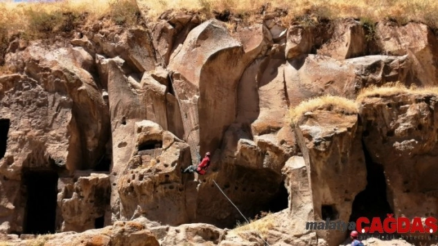 Sarp kayalıklarda hasta kurtarma eğitimi