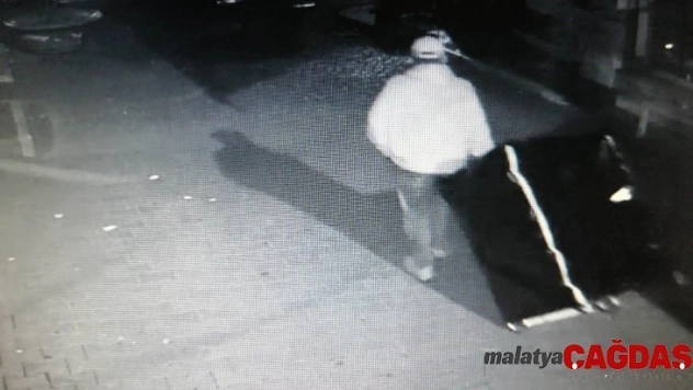 Şaşkın hırsızlar çaldıkları kasayı düşürüp kaçtı