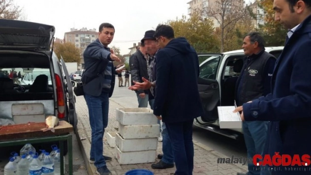 Satıcının el konulmak istenen balıklarını vermeme mücadelesi kamerada