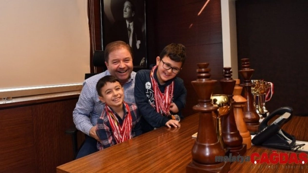 Satranç şampiyonları Başkan Ali Kılıç'ı ziyaret etti