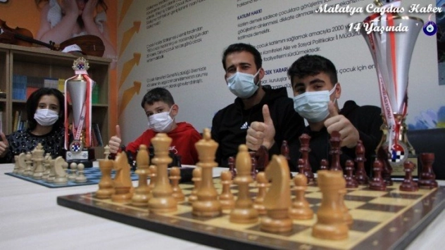 Satrançla hayata yeni hamle atmayı öğreniyorlar