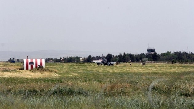 Savaş uçağı yere çakıldı, pilotlar atlayarak kurtuldu