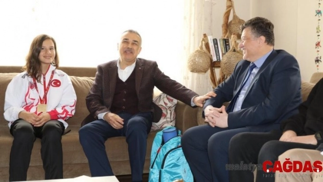 Savaş ve Fillikçioğlu'ndan Muaythai şampiyonu Beyza'ya tebrik ziyareti