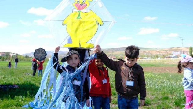 SCÜ' de eğitimde farkındalık için uçurtma şenliği düzenlendi