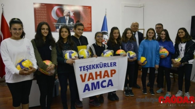 Seçer, Nehir'in isteğini kurmadı, öğrenciler voleybol topuna kavuştu