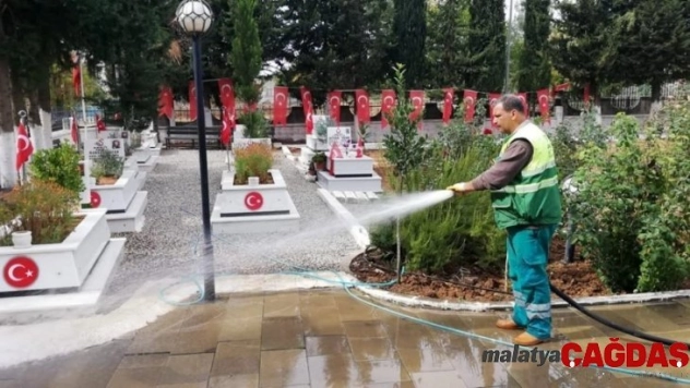 Şehir mezarlığında temizlik çalışması yapıldı