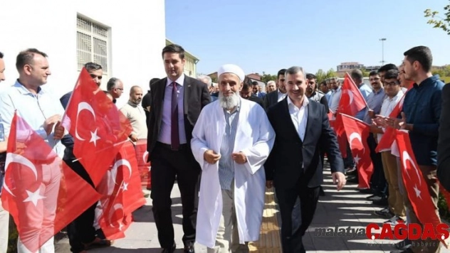 Şehit aileleri Türk bayrakları ve güllerle karşılandı