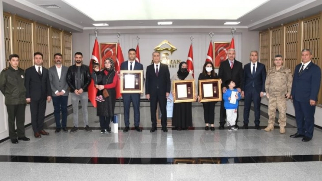 Şehit aileleri ve gazilere devlet övünç madalyası