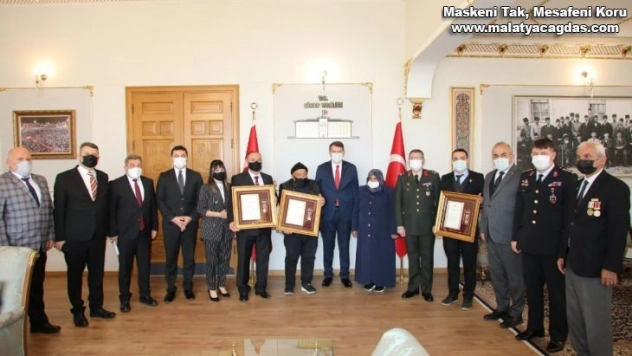 Şehit aileleri ve gazilere madalya