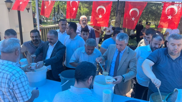 Şehit Babasından Anlamlı Vefa: Şehitlikte Aşure İkramı