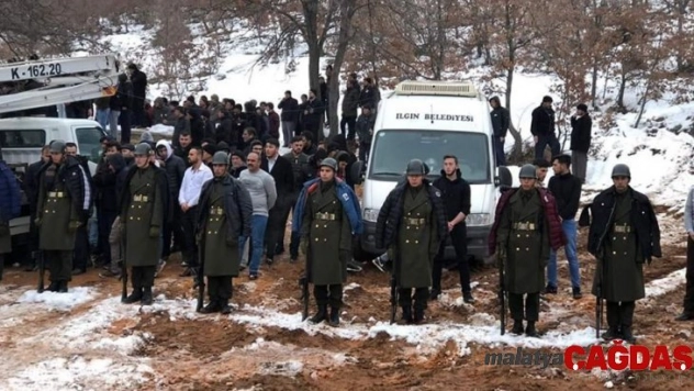 Şehit cenazesindeki askerlere montlarını verdiler