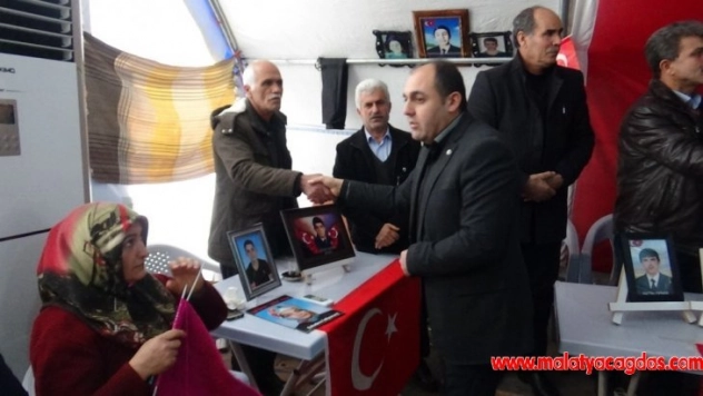 Şehit yakınları ve gazilerden evlat nöbetindeki ailelere ziyaret