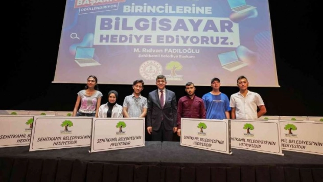 Şehitkamil'deki lise öğrencilerine dizüstü bilgisayar ödülü
