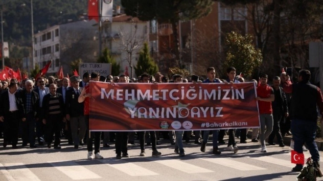 Şehitler için bayrak yürüyüşü