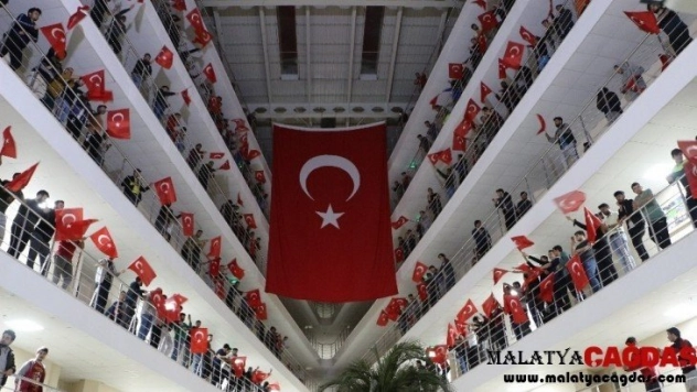 Türk Bayrakları ile Mehmetçiğe destek oldular