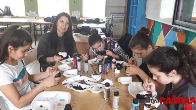 Şehitliğe gidebilmek için süs eşyası yapıp satıyorlar