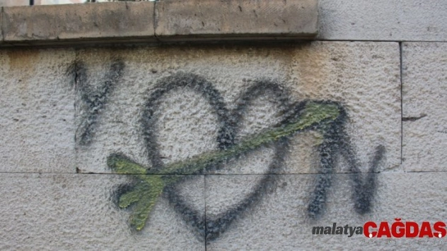 Şehitlik ve tarihi eserlerin duvarlarına yazılan yazılar çirkin görüntü oluşturuyor