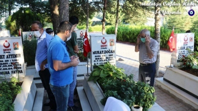 Şehitlikte buruk bayramlaşma