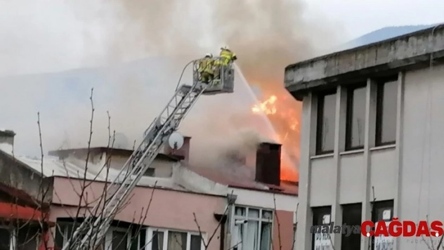 Şehrin göbeğinde korkutan yangın, 5 kişi hastaneye kaldırıldı