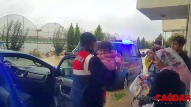 Sel nedeniyle evlerinde mahsur kalan 5 aileyi jandarma kurtardı
