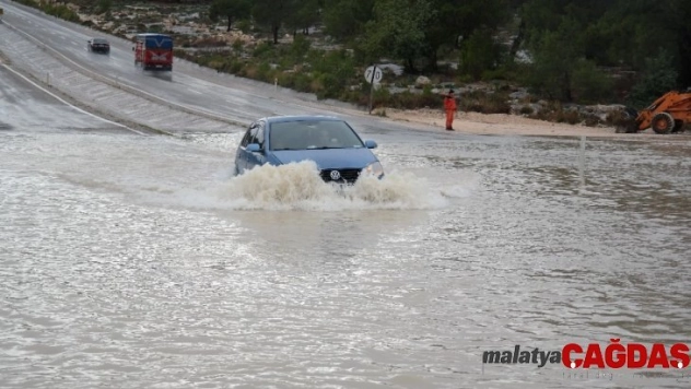 Sel suları Silifke-Mut karayolunu kapattı
