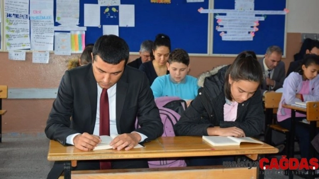 Selendi Kaymakamı Atak öğrencilerle kitap okudu