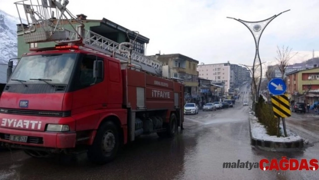 Şemdinli'de yol yıkama çalışması