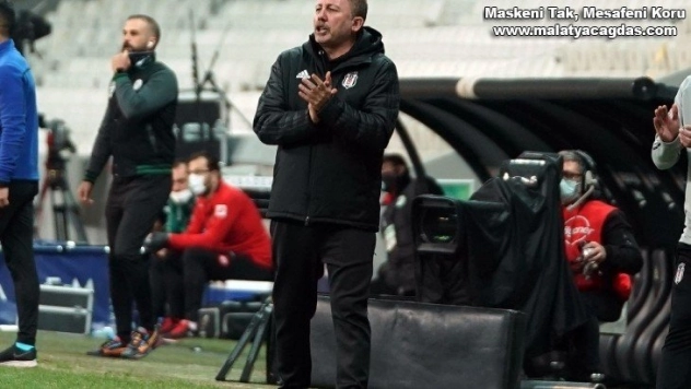 Sergen Yalçın oyuncularını tek tek tebrik etti