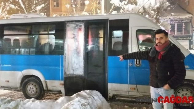 Servis minibüsünün camını kırarak 300 TL çaldılar