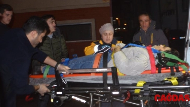 Servis otobüsü ile otomobil çarpıştı: 1 yaralı