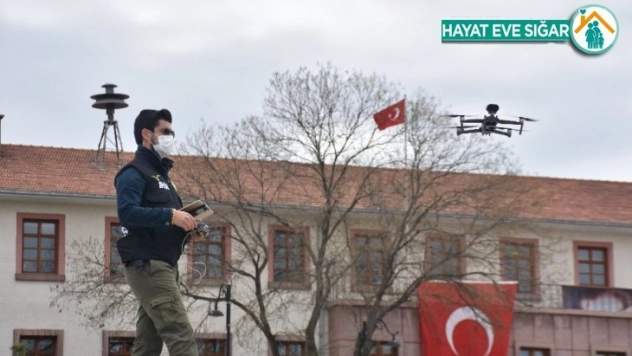 Sesli drone ile sokağa çıkanlar uyarılıyor
