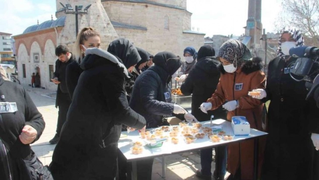 Sevenleri Yazıcıoğlu için lokma dağıttı