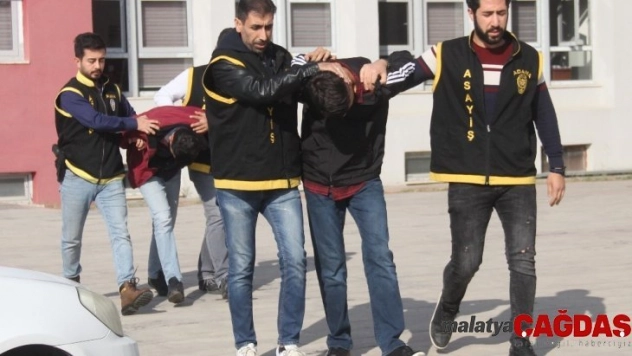 Sevgilisini görebilmek için akıllı telefon gasp etmiş